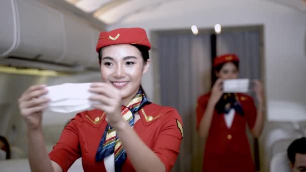 Asiatische Flugbegleiterinnen Oder Flugbegleiterinnen Tragen Vor Dem Start Des Flugzeugs — Stockvideo