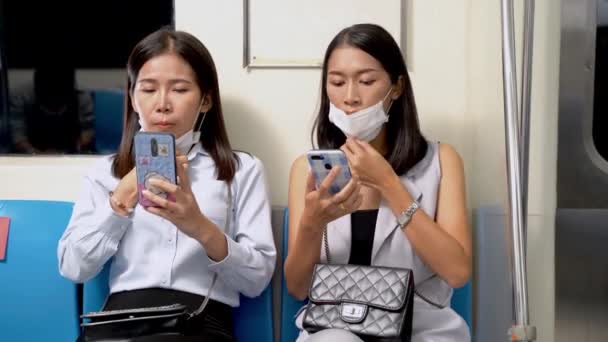 Yüz Maskeli Asyalı Kadınlar Metro Istasyonunda Oturuyorlar Yüzlerindeki Makyaj Malzemelerini — Stok video