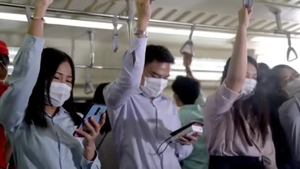 Werkende Zakenmensen Man Vrouw Met Gezichtsmasker Staan Zitten Metro Metro — Stockvideo