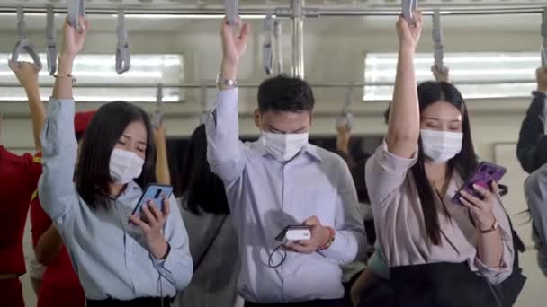 사업을 사업가들이 마스크를 지하철에 대중교통을 이용하는 사람들과 일하고 있습니다 코로나 — 비디오