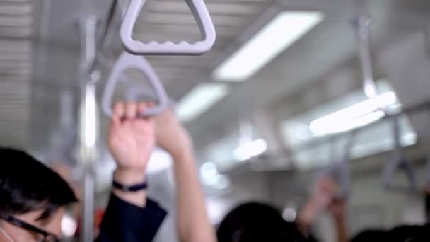 Cerrar Las Manos Sosteniendo Barandilla Metro Con Las Personas Que — Vídeo de stock