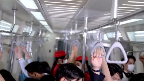 Закройте Руки Держа Перила Метро Людьми Путешествующими Общественном Транспорте — стоковое видео
