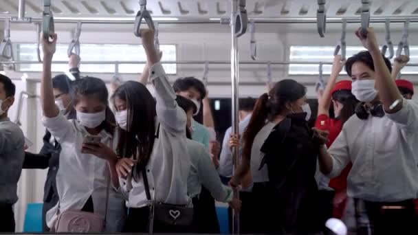 Werkende Zakenmensen Man Vrouw Met Gezichtsmasker Staan Zitten Metro Metro — Stockvideo