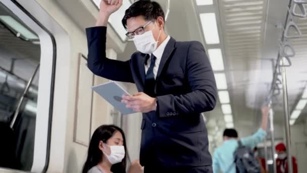 Hombre Negocios Con Mascarilla Facial Utiliza Tabletas Inteligentes Para Metro — Vídeos de Stock