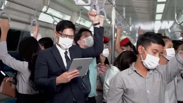 Obchodník Obličejovou Maskou Používá Chytré Tablety Stojí Metru Metra Lidmi — Stock video