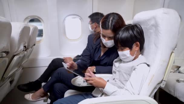 Interior Avião Com Família Criança Passageiros Com Máscara Facial Sentado — Vídeo de Stock