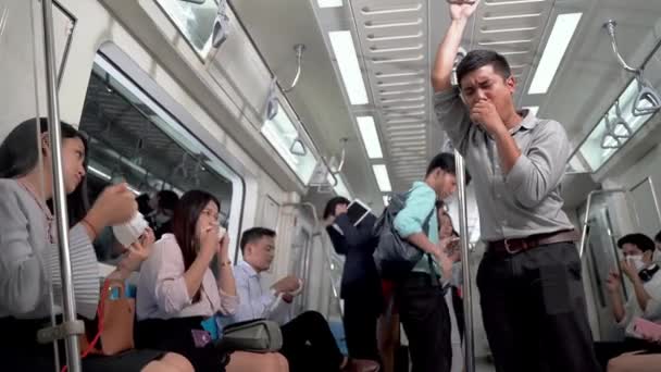 Asiático Homem Doença Espirrando Vestindo Máscara Facial Metrô Trem Metro — Vídeo de Stock