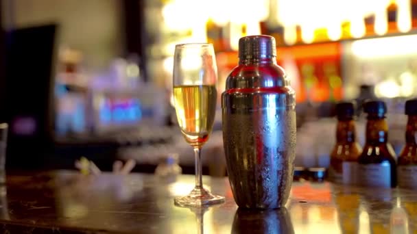 Verre Vin Bouteille Cocktail Shaker Inoxydable Sur Table Comptoir Avec — Video