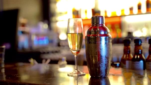 Verre Vin Bouteille Cocktail Shaker Inoxydable Sur Table Comptoir Avec — Video