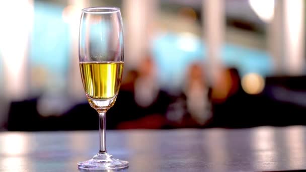 Ποτήρι Κρασιού Στον Πάγκο Τραπέζι Τους Ανθρώπους Κίνηση Στο Παρασκήνιο — Αρχείο Βίντεο