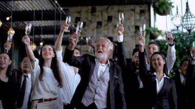 Üst düzey işletme ekibi içecek kadehlerini alıp personel ekibine moral verecek. Çeşitli iş adamları, şirket ya da festival etkinliğinin başarısını kutlamak için içki ve parti veriyor..