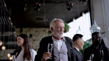 Üst düzey işletme ekibi içecek kadehlerini alıp personel ekibine moral verecek. Çeşitli iş adamları, şirket ya da festival etkinliğinin başarısını kutlamak için içki ve parti veriyor..