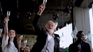 Üst düzey işletme ekibi içecek kadehlerini alıp personel ekibine moral verecek. Çeşitli iş adamları, şirket ya da festival etkinliğinin başarısını kutlamak için içki ve parti veriyor..