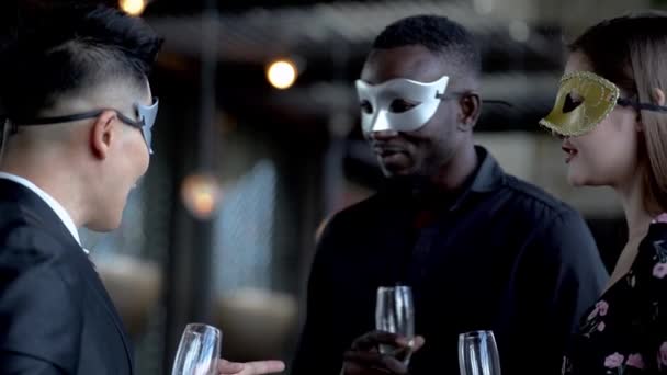 Świętują Swój Wspólny Sukces Party Fantazyjne Maska Trzy Wesoły Biznes — Wideo stockowe