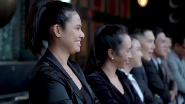 亚洲商人自信地站在那里 亚洲团队办公室的商务人士面带微笑地站在室内 亚洲工薪族男人和女人面带微笑 感到新鲜而快乐 — 图库视频影像