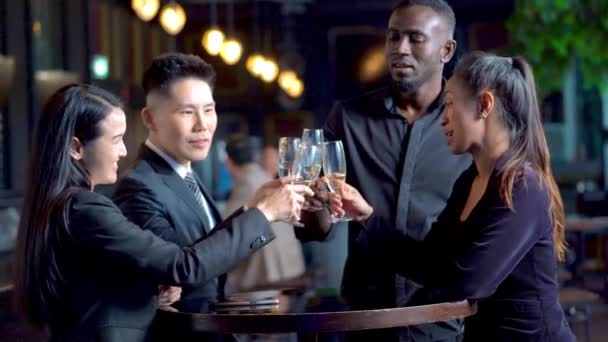 Eine Gruppe Aufgeregter Partyunternehmer Steht Und Feiert Mit Einem Glas — Stockvideo