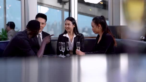 Skupina Nadšených Podnikatelů Sedících Oslavujících Sklenicí Vína Připíjejících Svůj Úspěch — Stock video