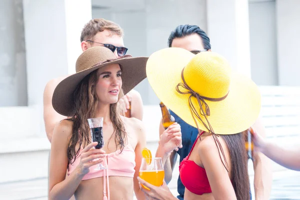 Grupo Amigos Teniendo Fiesta Piscina Beber Bebidas Exóticas Cócteles Bebida — Foto de Stock