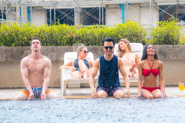 Sexy Gente Natación Desgaste Sentado Piscina Agua Disfrutando Vacaciones — Foto de Stock