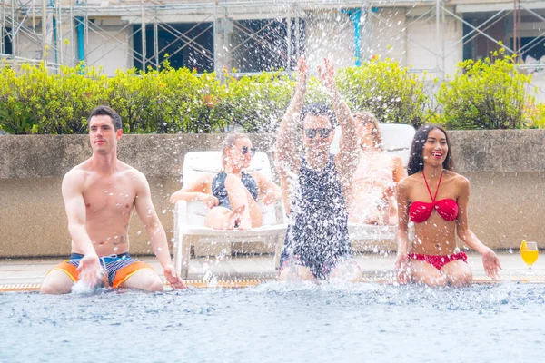 Sexy Gente Natación Desgaste Sentado Piscina Agua Disfrutando Vacaciones — Foto de Stock