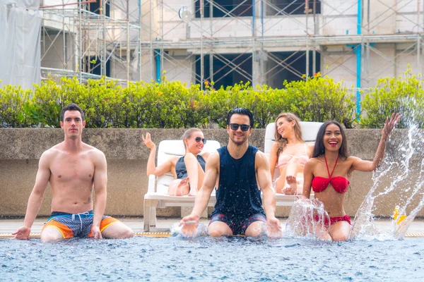 Sexy Gente Natación Desgaste Sentado Piscina Agua Disfrutando Vacaciones — Foto de Stock