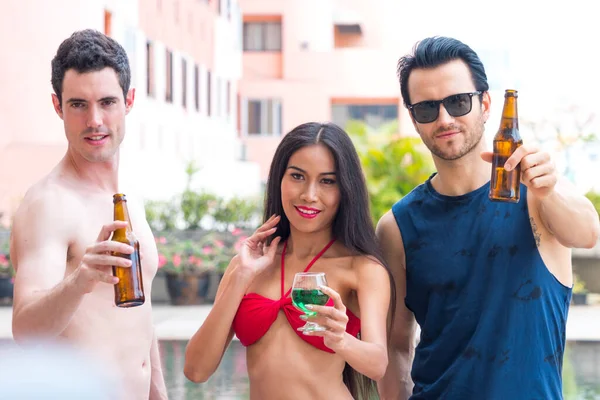 Grupo Amigos Teniendo Fiesta Piscina Beber Bebidas Exóticas Cócteles Bebida — Foto de Stock