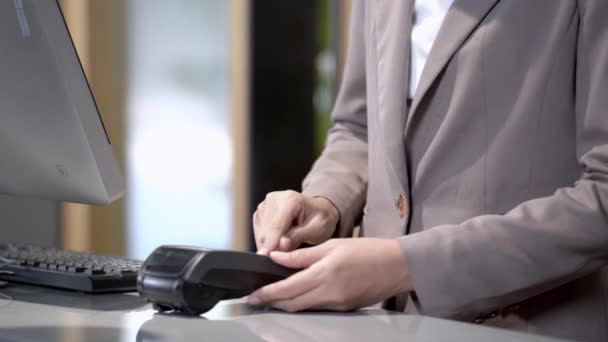 Närbild Hand Säljaren Får Betalning Från Affärsman Som Använder Smartphone — Stockvideo