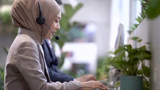 Call Center Operatör Kvinna Som Arbetar Med Mikrofon Hörlurar Och — Stockvideo