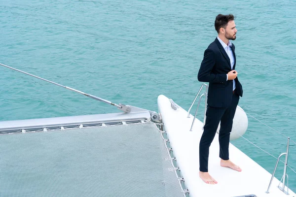 Hombre Negocios Con Teléfono Inteligente Yate Crucero Con Fondo Mar — Foto de Stock