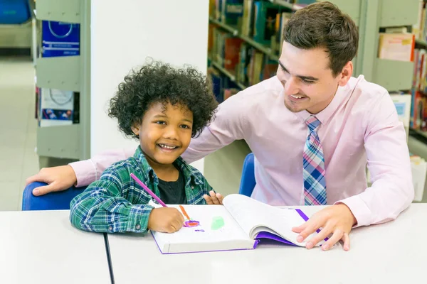 Hombre Profesor Niño Estudiante Aprender Con Libro Librería Fondo — Foto de Stock