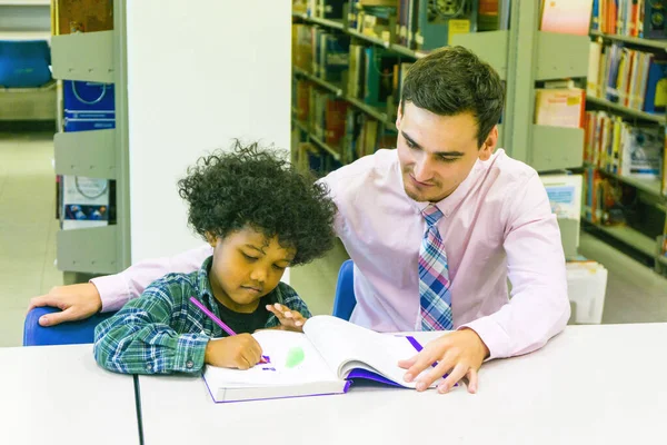 Hombre Profesor Niño Estudiante Aprender Con Libro Librería Fondo — Foto de Stock