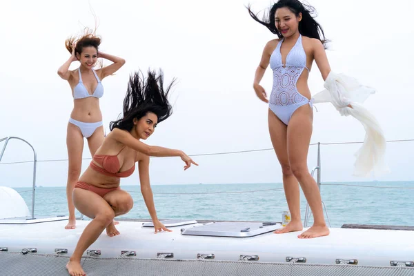 Sexy Hermosa Grupo Asiático Modelo Joven Dama Bikini Bailando Barco — Foto de Stock