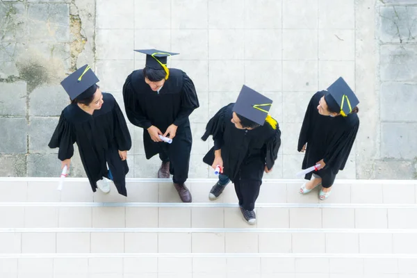 Vista Superior Das Pessoas Alunos Caminham Com Vestidos Formatura Boné — Fotografia de Stock