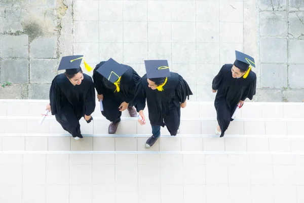 Vista Superior Das Pessoas Alunos Caminham Com Vestidos Formatura Boné — Fotografia de Stock