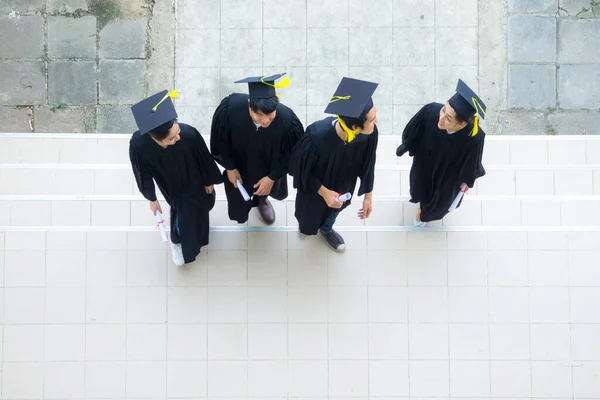 Vista Superior Las Personas Estudiantes Caminan Con Los Vestidos Graduación —  Fotos de Stock
