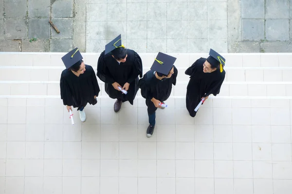 Vista Superior Das Pessoas Alunos Caminham Com Vestidos Formatura Boné — Fotografia de Stock