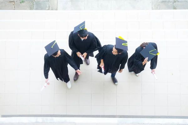 Vista Superior Las Personas Estudiantes Caminan Con Los Vestidos Graduación —  Fotos de Stock