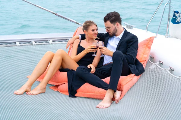 Luxus Entspannende Paar Reisenden Schönem Kleid Und Suite Sitzen Auf — Stockfoto