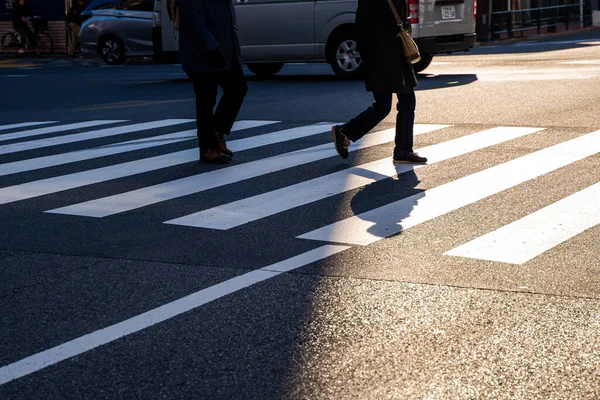 Silhouette Von Oben Ansicht Der Menschen Gehen Auf Dem Fußgängerüberweg — Stockfoto