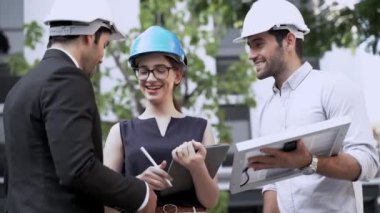 Mühendis erkek ve kadın Yenilikçi Daha Verimli Güneş Paneli Bataryası Buluşması Yenilenebilir Enerji Çalışması kavramı. Dış mekanda fotovoltaik hücre modülü testleri için toplanan uzmanlar.