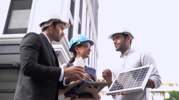 ビジネスエンジニア会議革新的なより効率的な太陽電池パネル再生可能エネルギー作業のバッテリーコンセプト 屋外試験のための専門家の集まり太陽電池モジュール — ストック動画