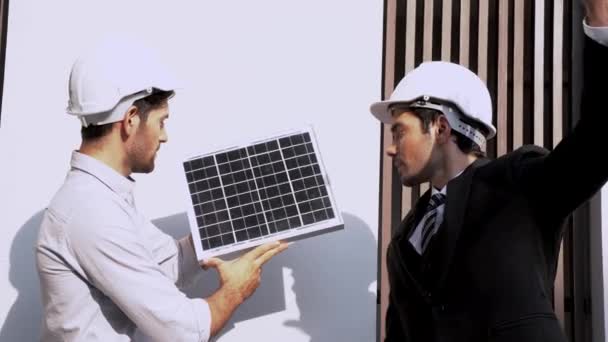 Ingenieros Hombre Utilizando Eficiencia Panel Solar Concepto Trabajo Energía Renovable — Vídeos de Stock