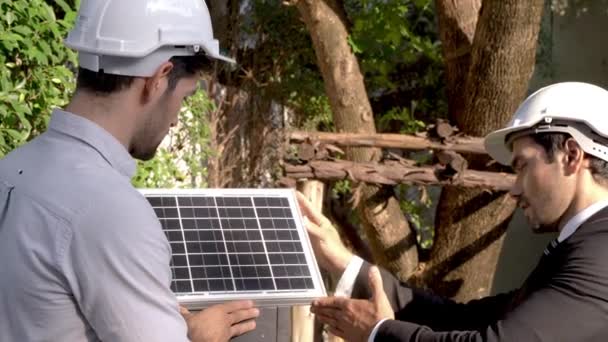 Ingenieure Mann Mit Effizienz Solarpaneel Konzept Der Erneuerbaren Energien Arbeiten — Stockvideo