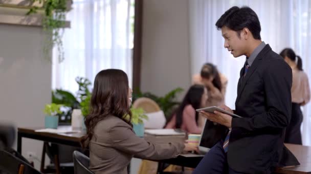 成群结队的男女商人带着笔记本电脑和平板电脑在谈判桌边工作 为新工作而工作的亚洲人的概念 — 图库视频影像