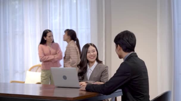 Hombres Mujeres Negocios Hablando Trabajando Mesa Reuniones Con Portátil Portátil — Vídeos de Stock