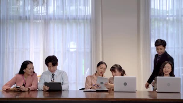 Bir Grup Adamı Dizüstü Bilgisayarı Tablet Cihazıyla Toplantı Masasında Çalışıyor — Stok video