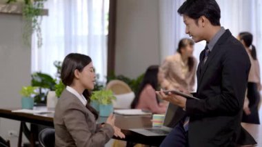 Bir grup iş adamı, dizüstü bilgisayarı ve tablet cihazıyla toplantı masasında çalışıyor. Yeni bir iş için çalışan Asyalıları kabul et.