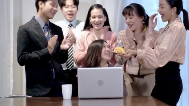 Skupina Asijských Podnikatelů Slaví Dát Dort Obchodní Žena Pro Šťastný — Stock video