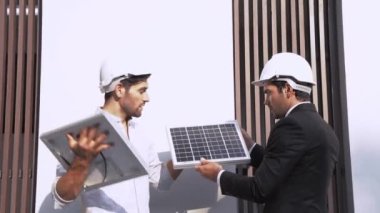 Yenilenebilir Enerji Çalışması Güneş Paneli 'nin verimliliğini karşılaştıran mühendis. Dış mekanda fotovoltaik hücre modülü testleri için toplanan uzmanlar.