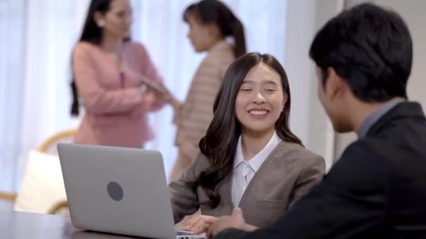 Ділові Люди Жінка Чоловік Розмовляють Працюють Столом Ноутбуком Концепція Азіатських — стокове відео